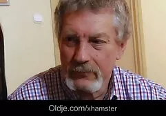 لارا لی کسسکس استمناء روی میز آشپزخانه